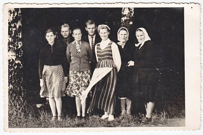Emilija Mikalajūnaitė (iš kairės penkta) su giminaičiais Pasvalio kultūros ir poilsio parke 